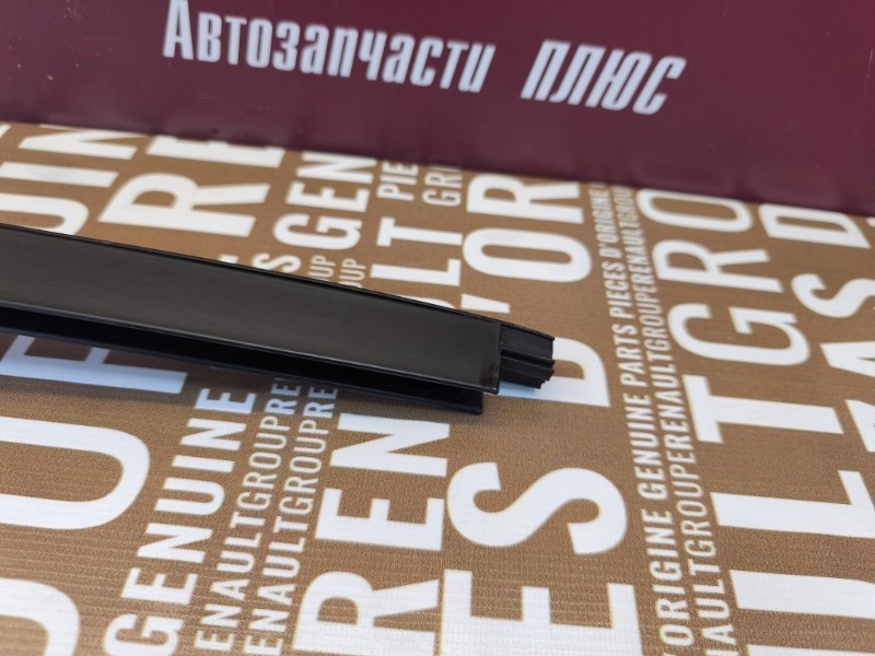 Направляющая стекла двери