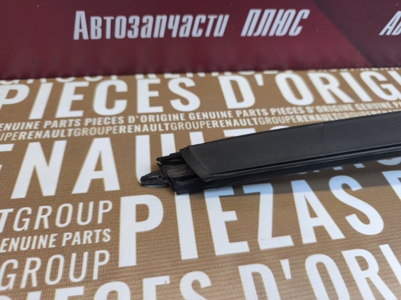 Направляющая стекла двери