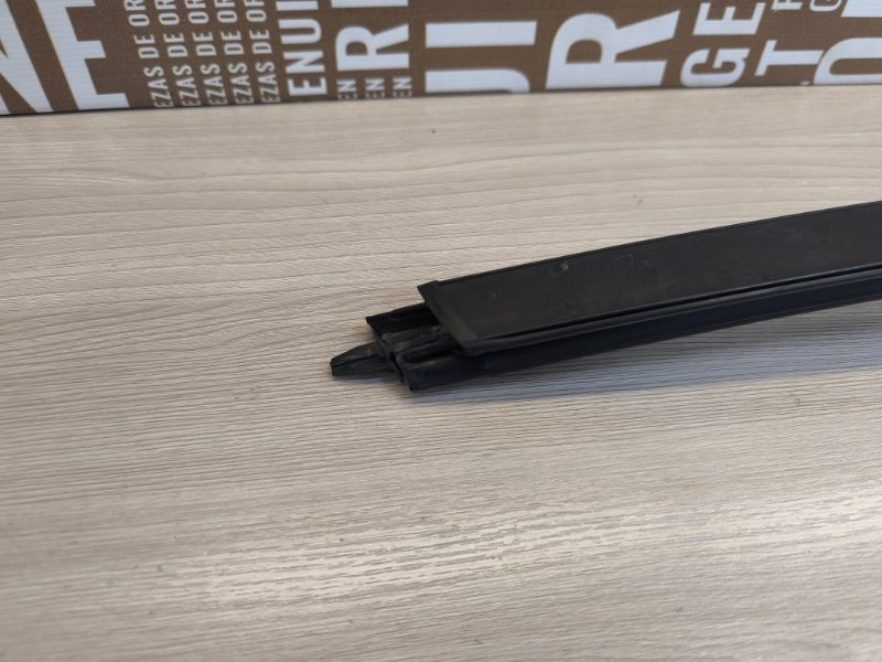 Направляющая стекла двери