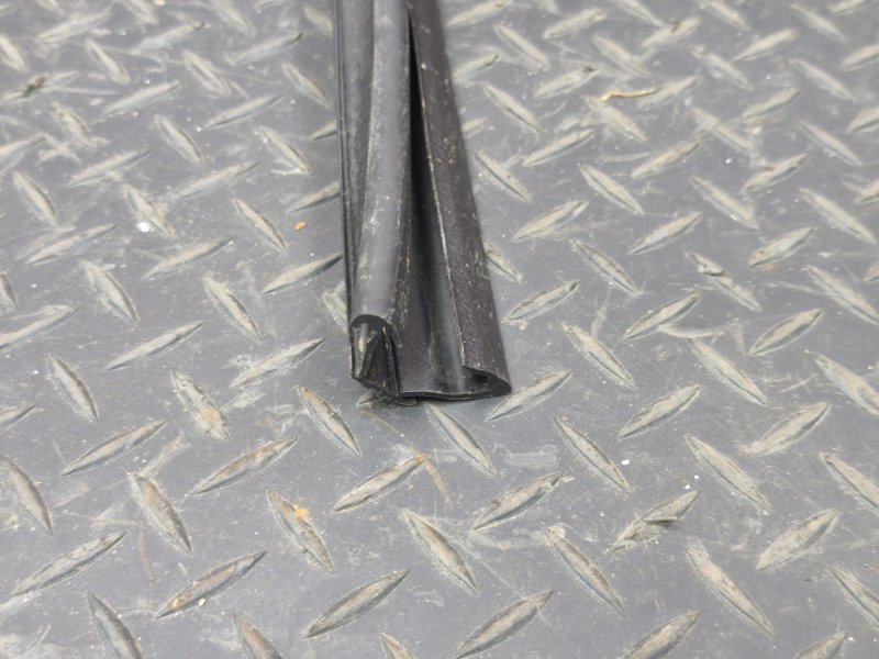 Уплотнитель стекла двери