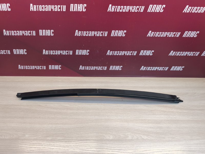 Направляющая стекла двери