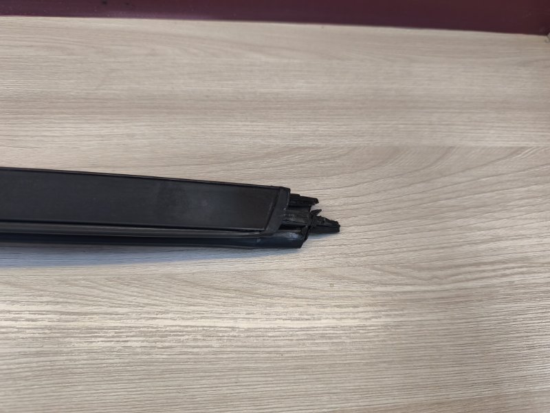 Направляющая стекла двери