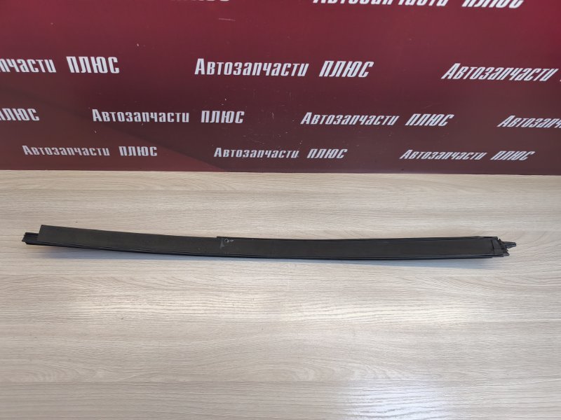 Направляющая стекла двери