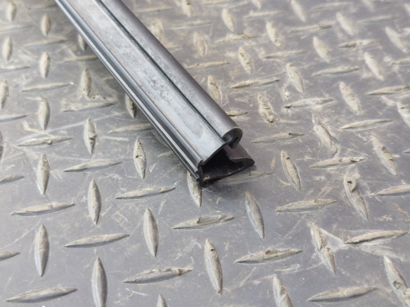 Уплотнитель стекла двери