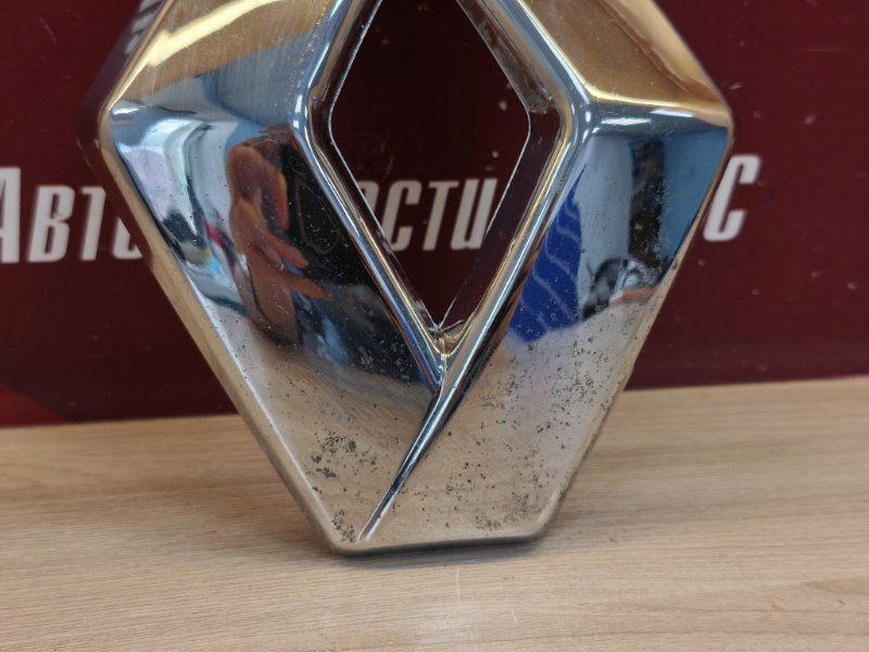 Эмблема решетки радиатора