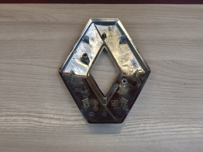 Эмблема решетки радиатора