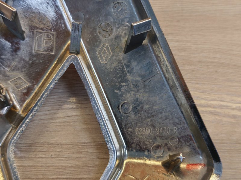 Эмблема решетки радиатора