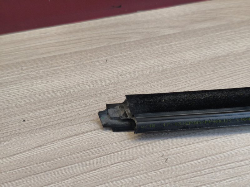 Уплотнитель стекла двери внешний