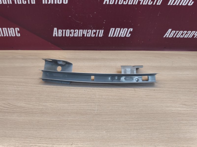 Направляющая стекла двери