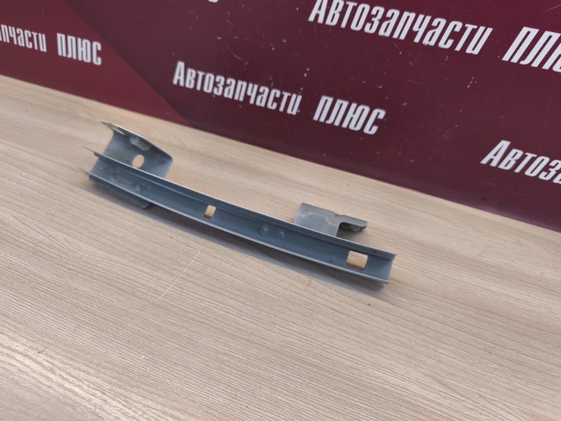 Направляющая стекла двери