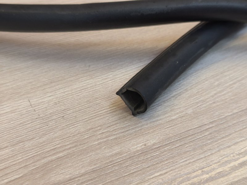 Уплотнительная резинка боковой двери