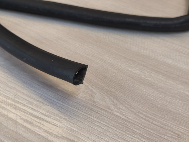 Уплотнительная резинка боковой двери