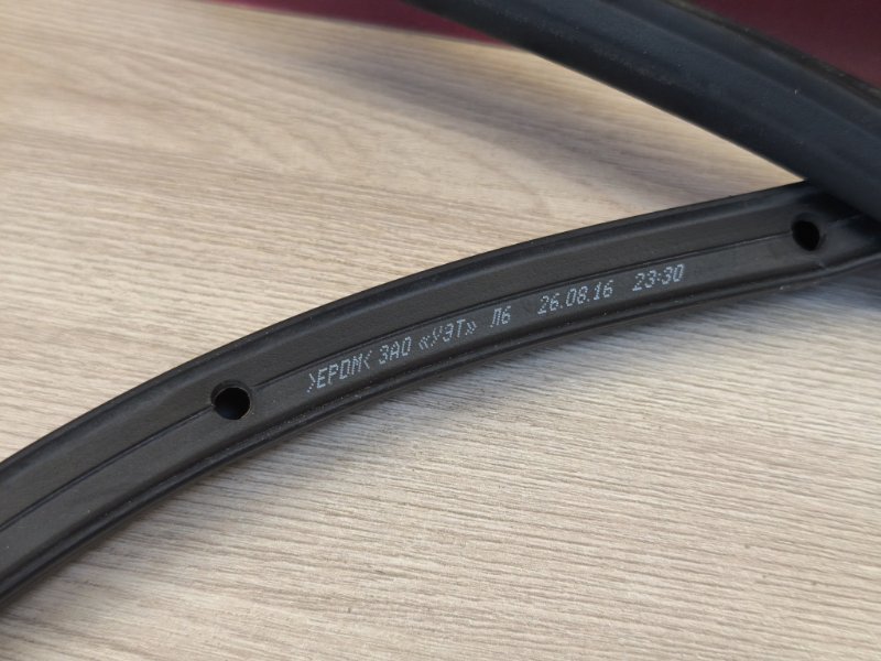 Уплотнительная резинка боковой двери