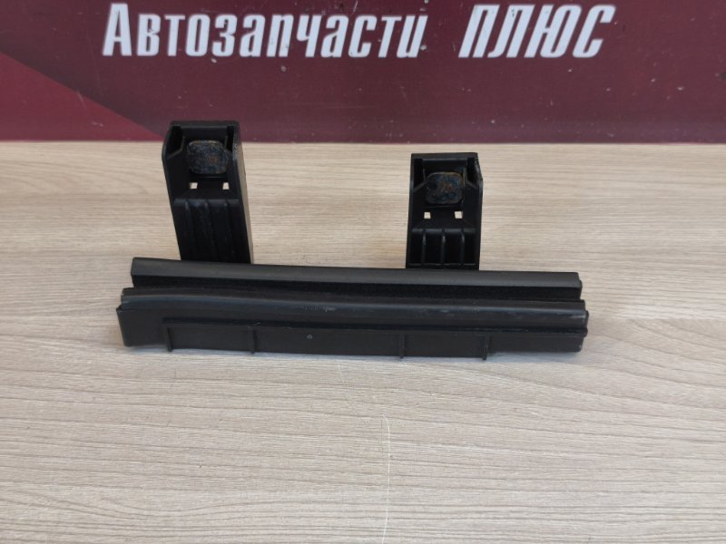 Направляющая стекла двери