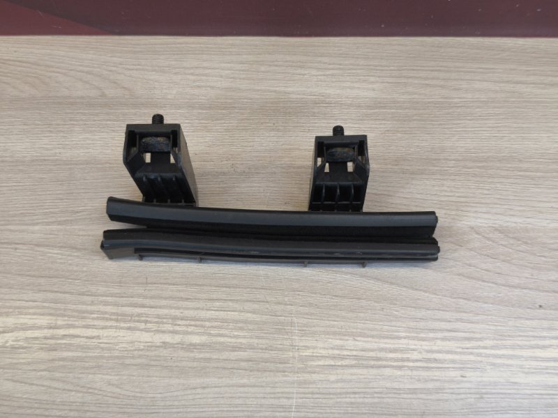 Направляющая стекла двери