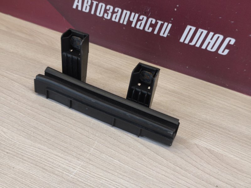 Направляющая стекла двери