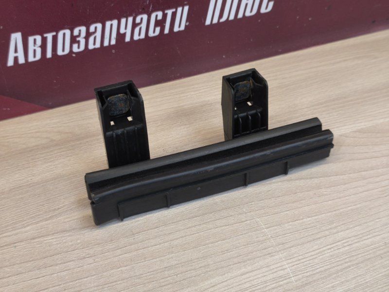 Направляющая стекла двери