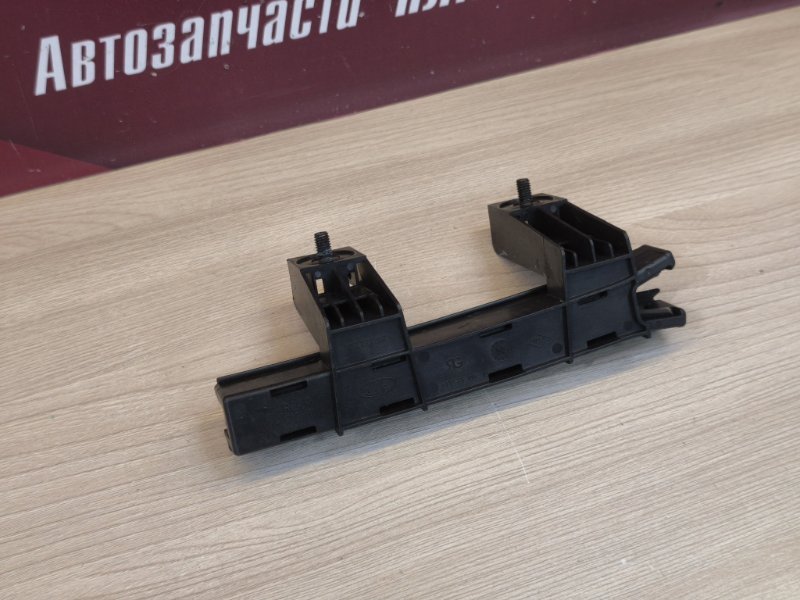 Направляющая стекла двери