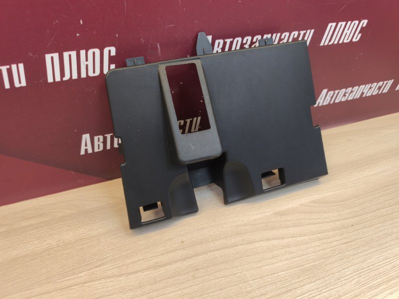 Крышка бардачка