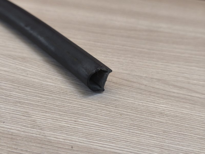 Уплотнительная резинка боковой двери