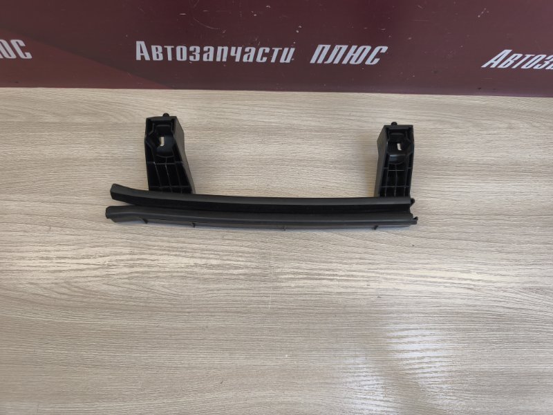 Направляющая стекла двери