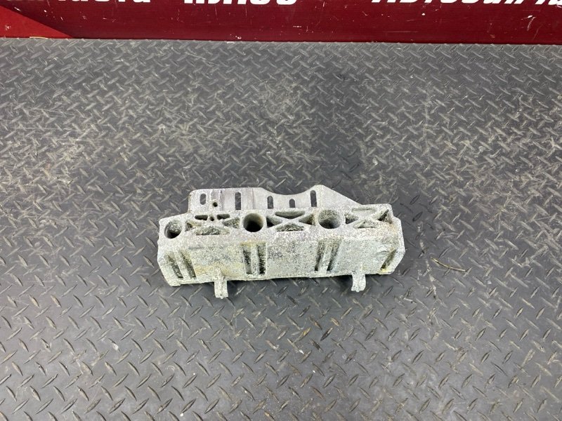 Кронштейн впускного коллектора