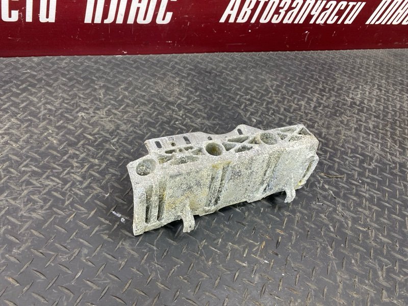 Кронштейн впускного коллектора