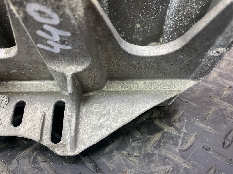 Кронштейн впускного коллектора