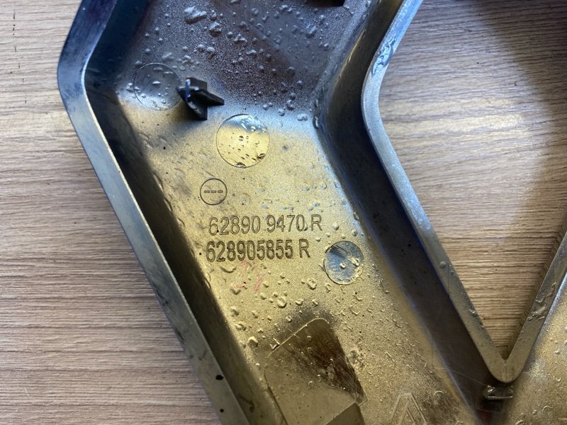 Эмблема решетки радиатора