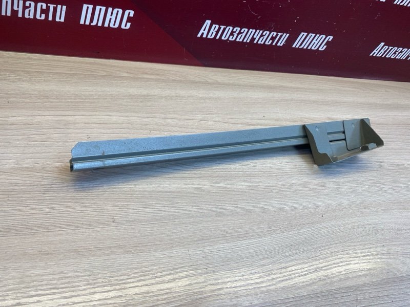 Направляющая стекла     двери