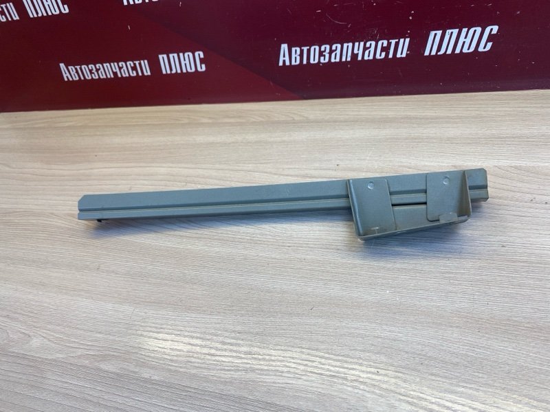 Направляющая стекла     двери