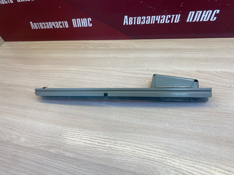 Направляющая стекла     двери
