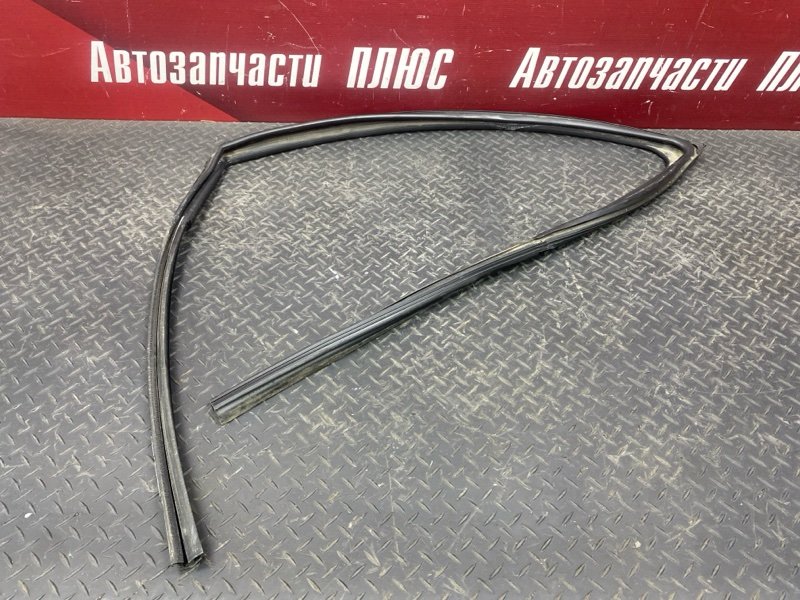 Уплотнитель стекла      двери