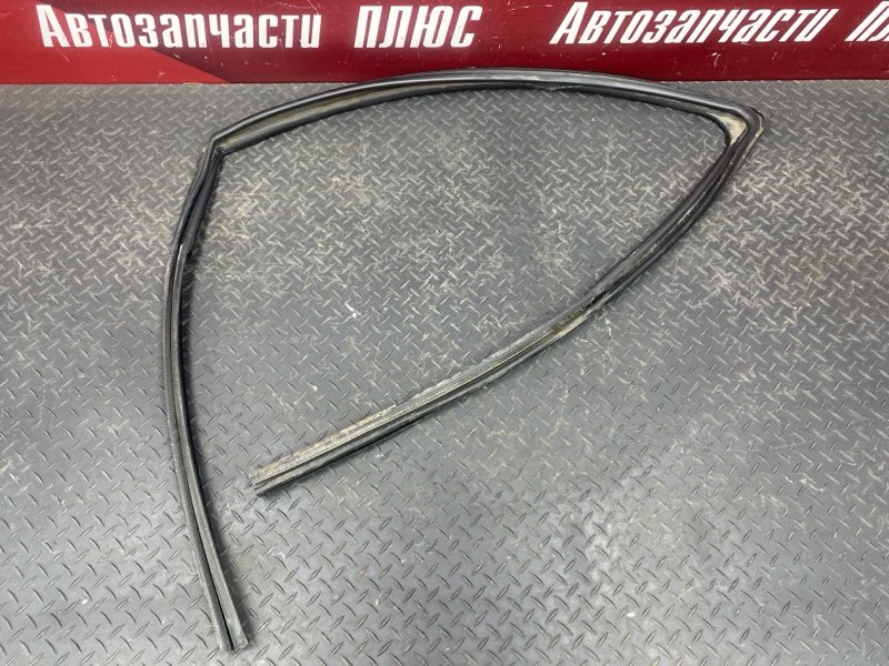 Уплотнитель стекла      двери