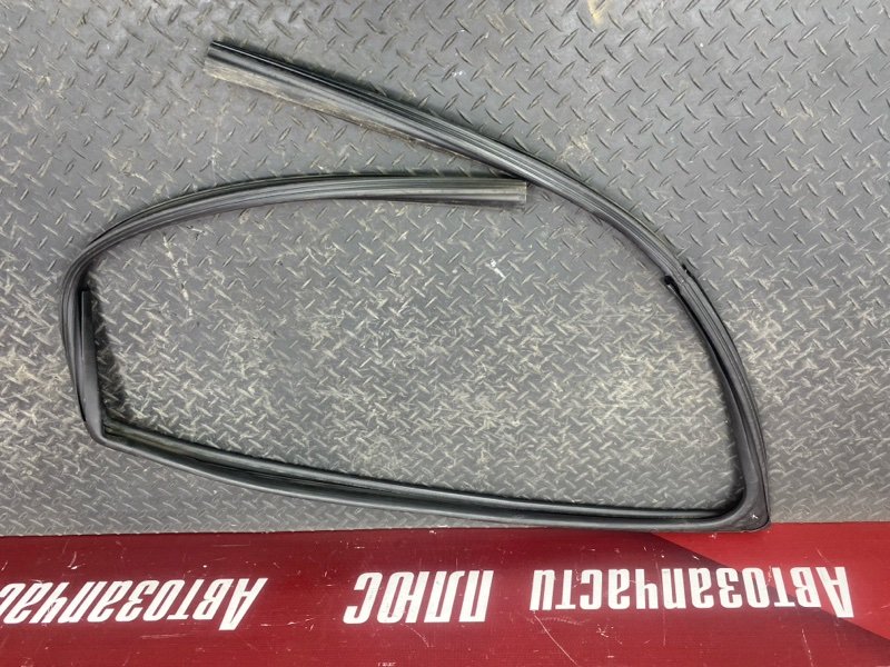 Уплотнитель стекла      двери