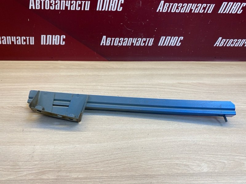 Направляющая стекла двери