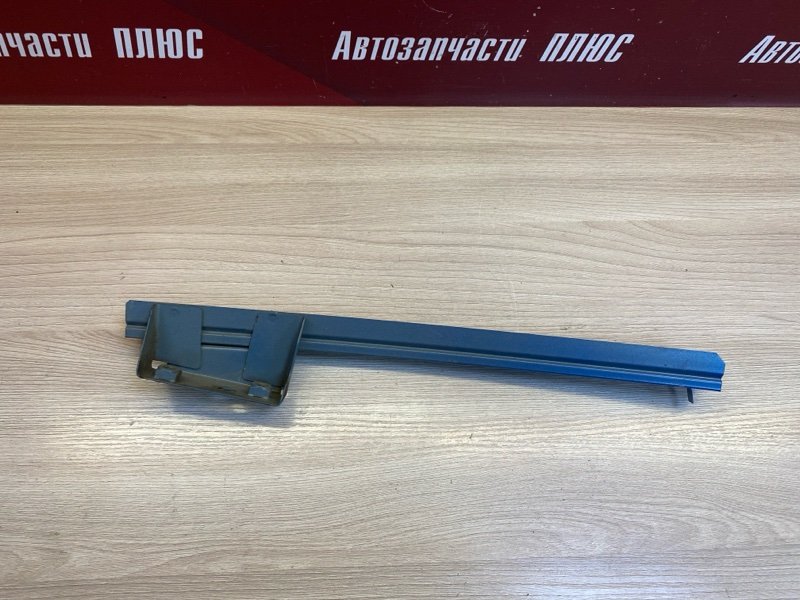 Направляющая стекла двери