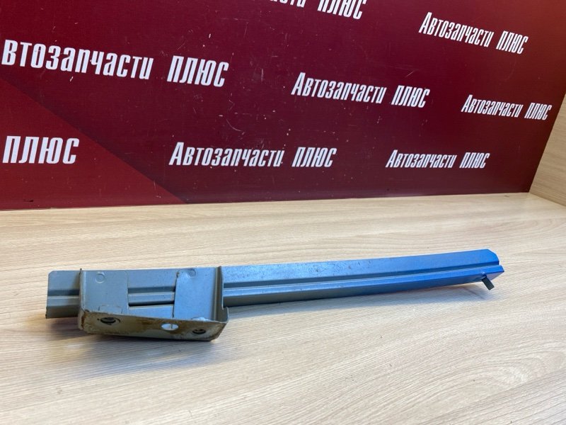 Направляющая стекла двери