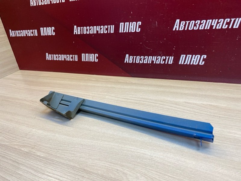 Направляющая стекла двери