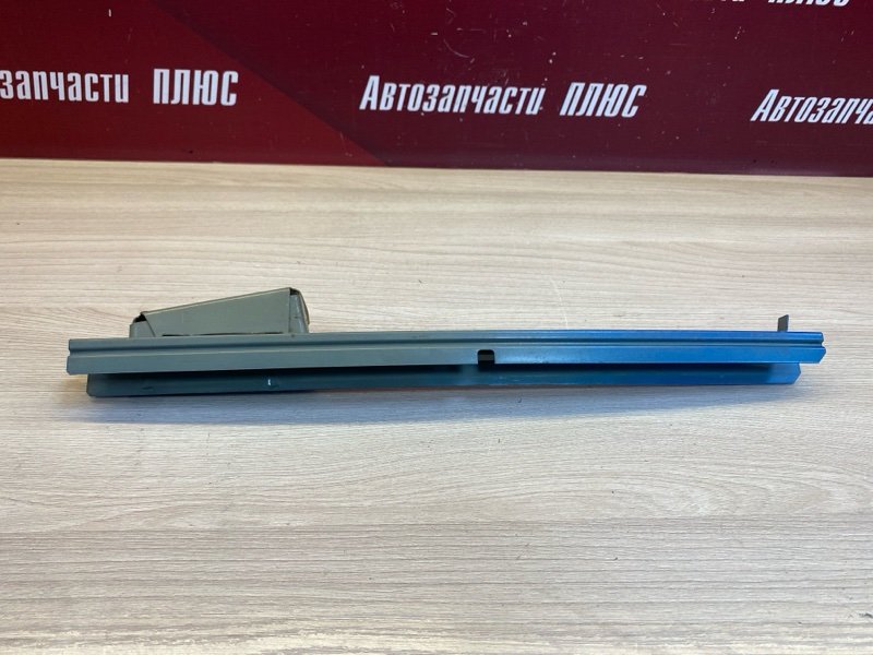 Направляющая стекла двери