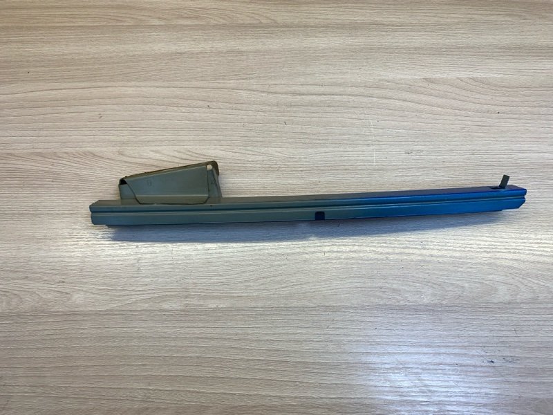 Направляющая стекла двери