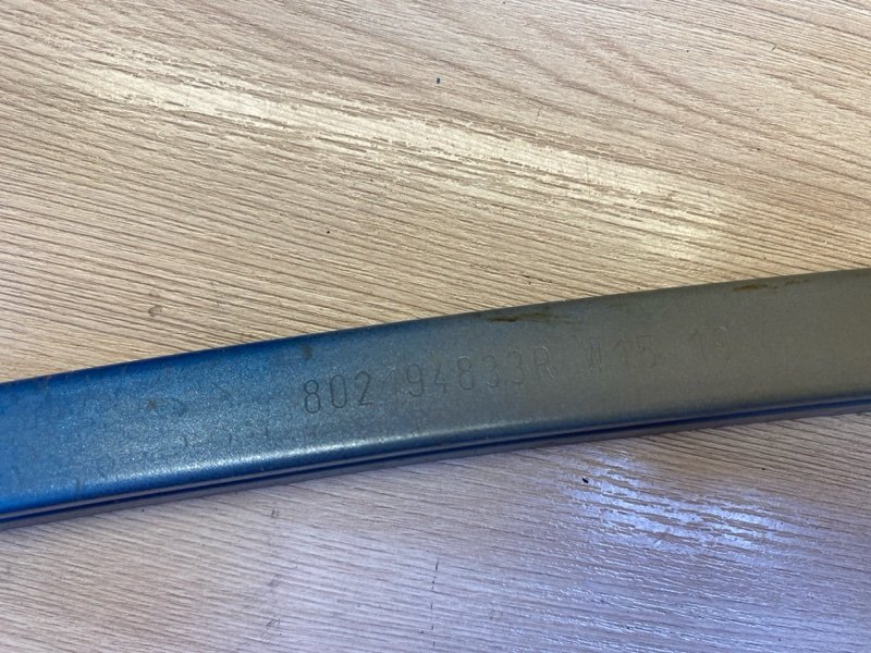 Направляющая стекла двери