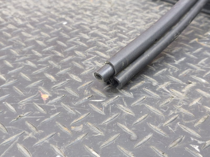 Уплотнительная резинка крышки багажника