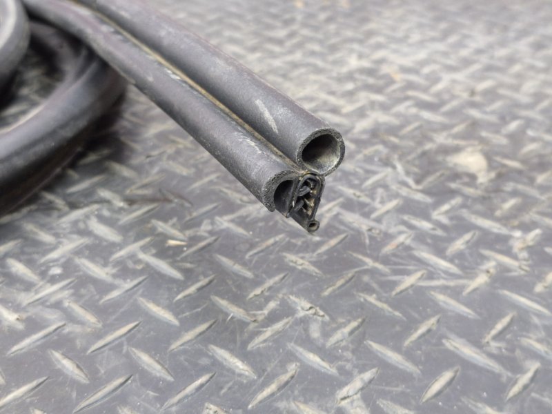 Уплотнительная резинка крышки багажника