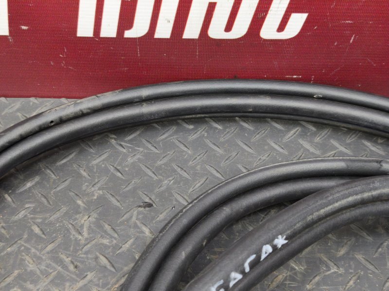 Уплотнительная резинка крышки багажника