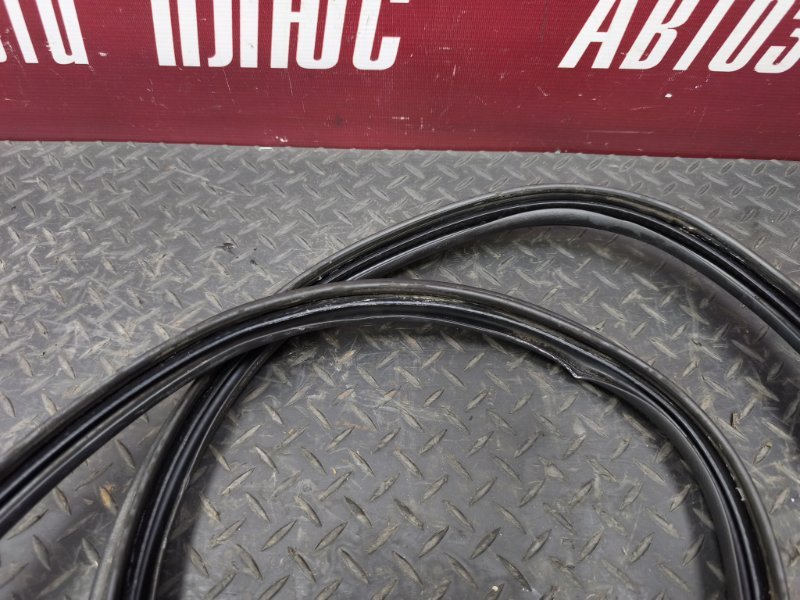 Уплотнительная резинка крышки багажника