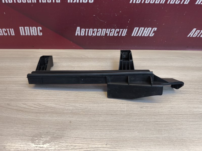 Направляющая стекла двери