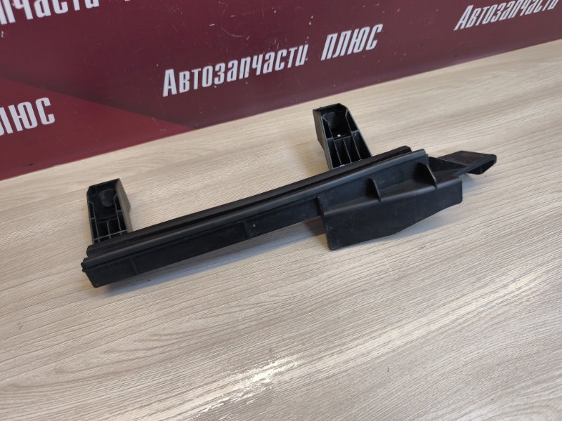 Направляющая стекла двери