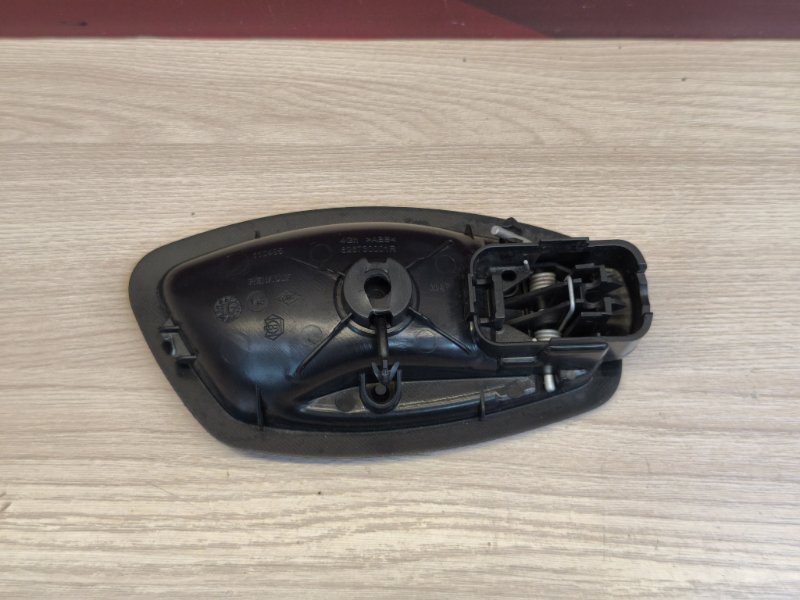 Внутренняя  ручка двери