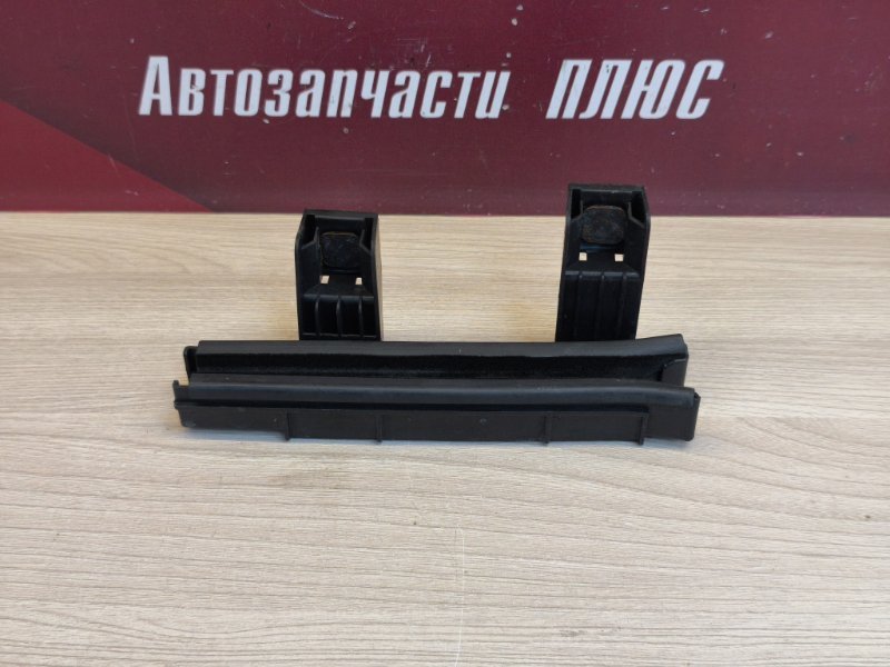 Направляющая стекла двери